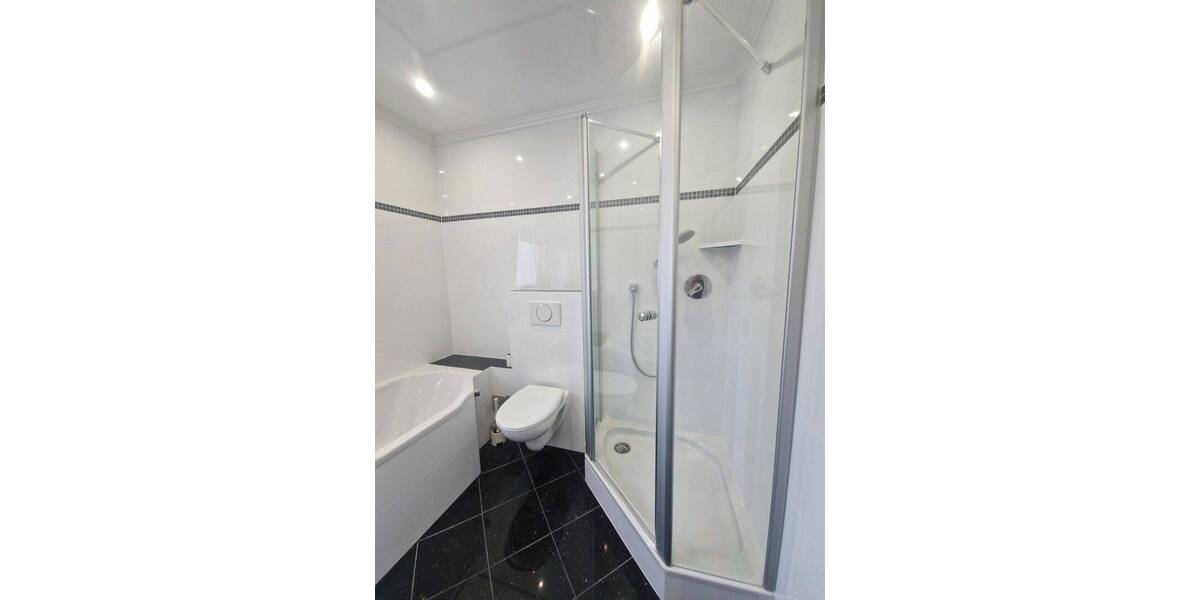 Frisch renoviert: 4-Zimmer-Wohnung mit Gemeinschaftsgarten, Balkon und Wintergarten 4 zimmer