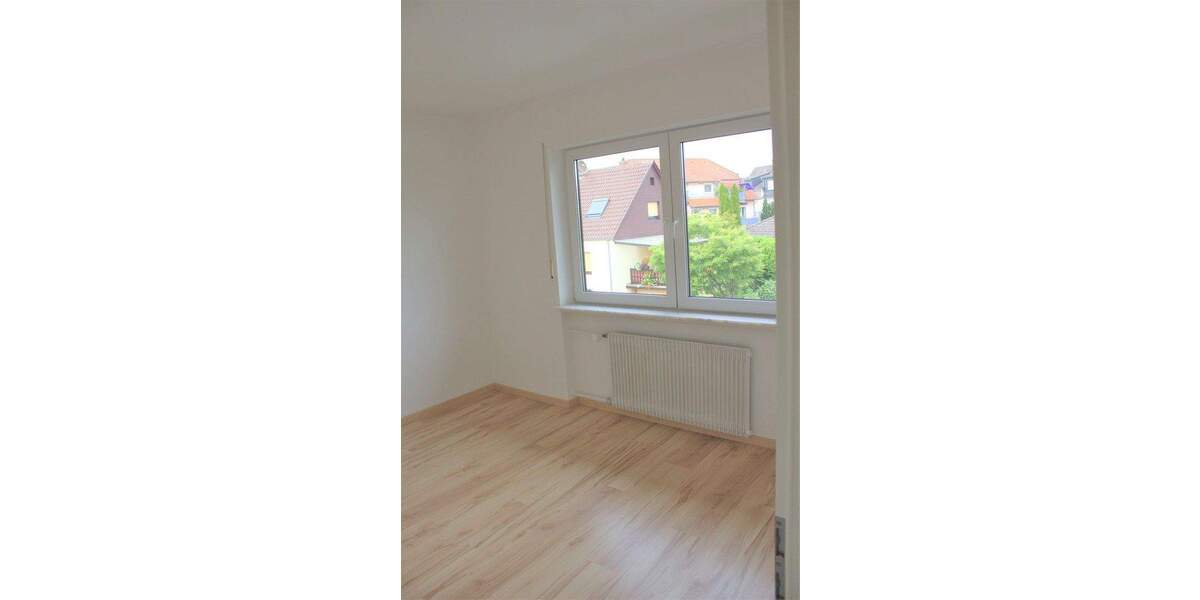 DHH auf 2 Etagen mit Vorgarten und Keller. 4 zimmer