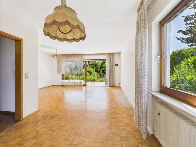 Sanierungsbedürftiges 5-Zimmer-Familiendomizil in Feldrandlage mit großem Garten