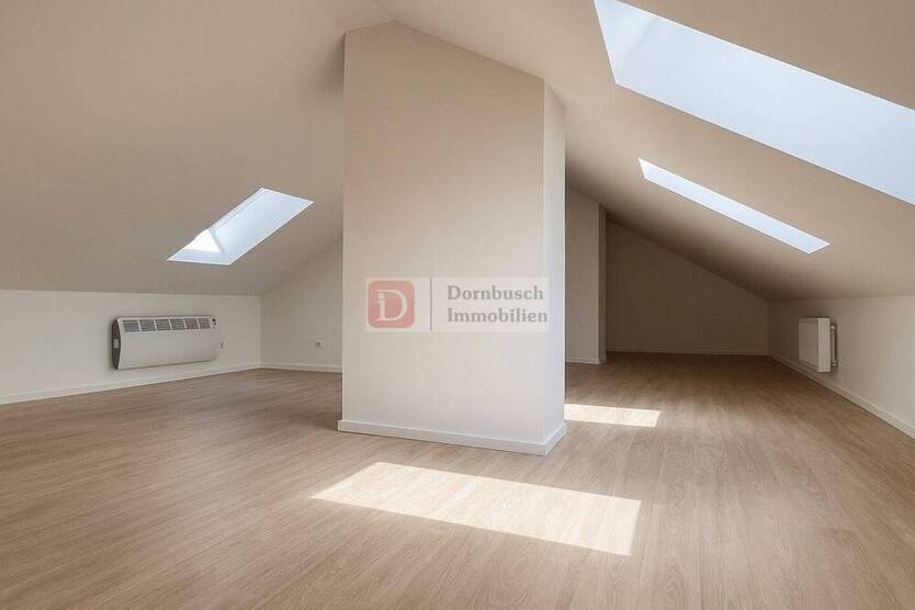 Top!! Sanierte 4-Zimmer-Wohnung mit separatem Dachstudio & Balkon