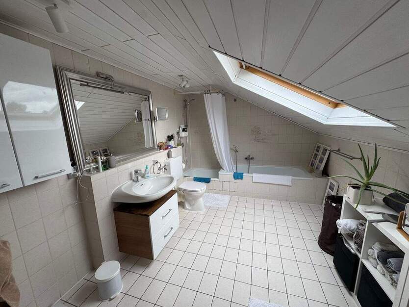 RESERVIERT !!Große Dachgeschoßwohnung - 2 Zimmer - 2 zimmer