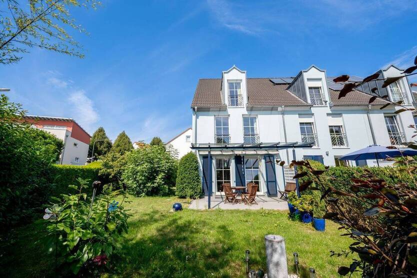 Raum für Liebe Lachen Leben: Ihr Familien-Reihenendhaus in ruhiger Lage am Riedberg (Erbbaurecht)