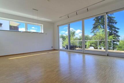 11 MINUTES TO LUCIUS CLAY KASERNE! Free standing house: with kitchen, 4 parking spaces & XXL terrace