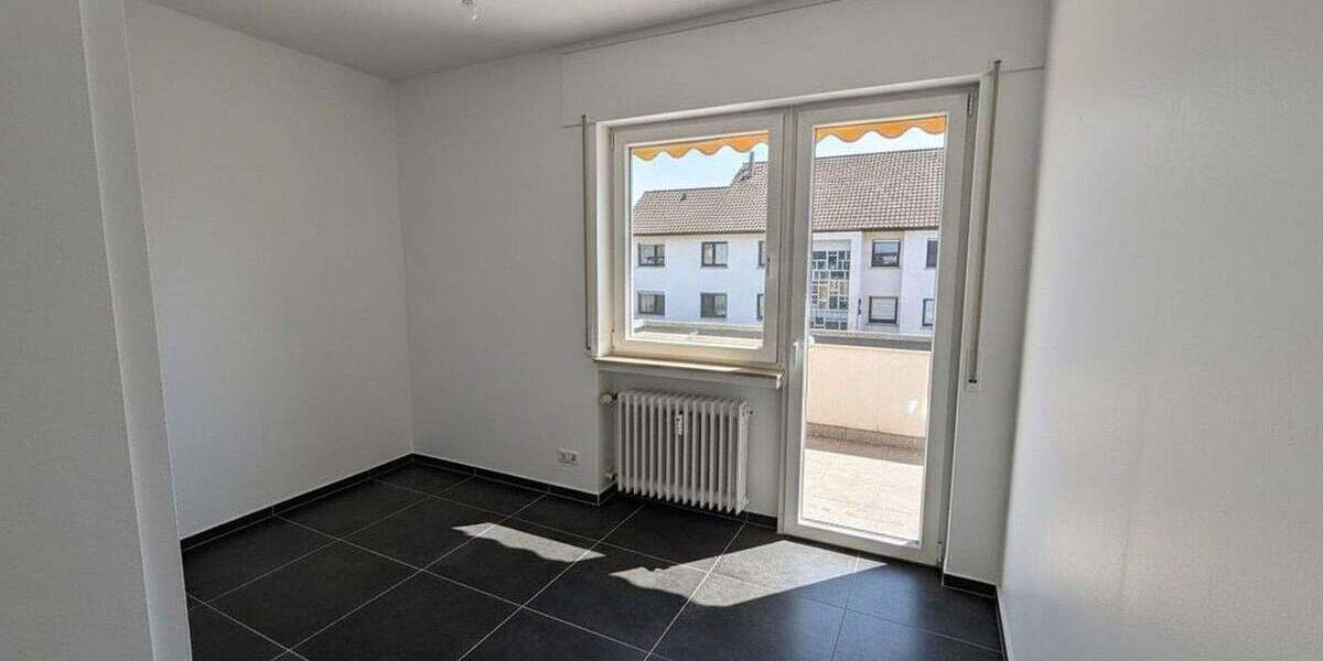 Frisch sanierte, sonnige 2-Zimmer-Wohnung mit Süd-Loggia & TG-Stellplatz - ruhig & zentral 2 zimmer