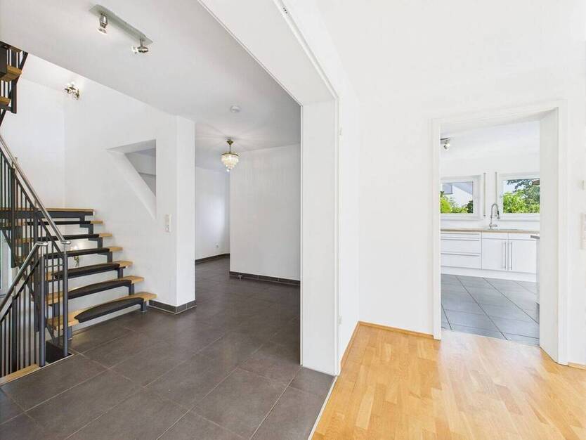 Großes freistehendes Einfamilienhaus seitlich der Biebricher Allee, hochwertige Ausstattung