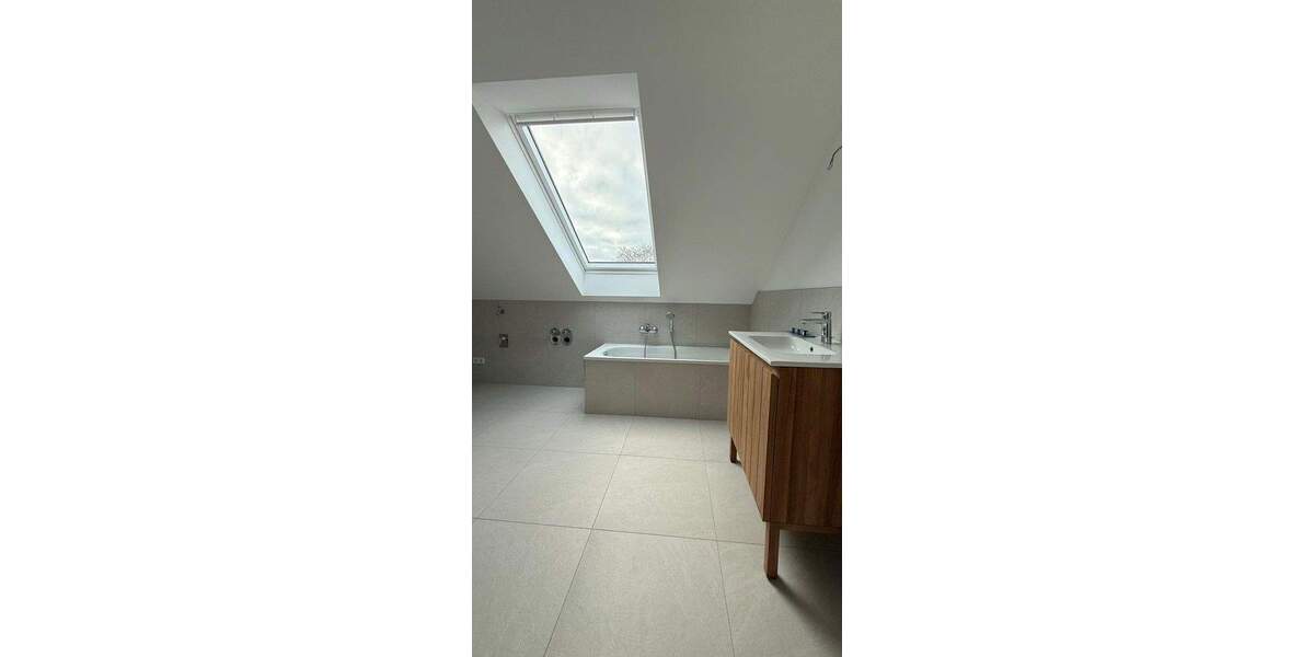 Altbau trifft Moderne - Lichtdurchflutete, klimatisierte Dachgeschosswohnung in kernsaniertem Altbau 3 zimmer