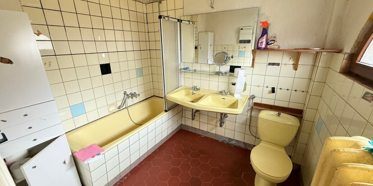 Hofheim: Individualisten aufgepasst. Altbestand mit großem Grundstück, oder zusätzlichem Bauplatz - Einfamilienhaus Hofheim | Angebot:26084064