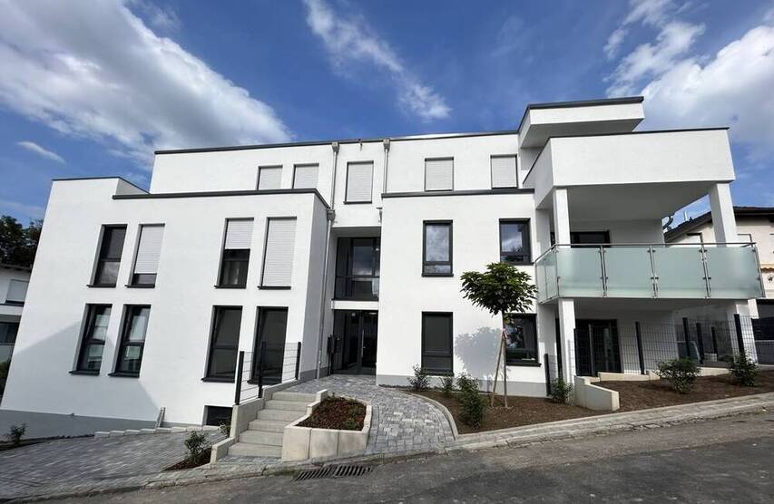 Großzügige 4 Zimmer Wohnung mit Balkon in Bad Camberg-Erbach