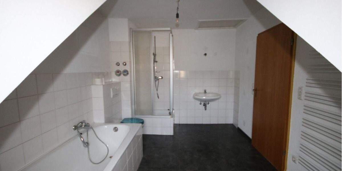 Gemütliche, renovierte 2-DG Wohnung in Eschborn + EBK 2 zimmer