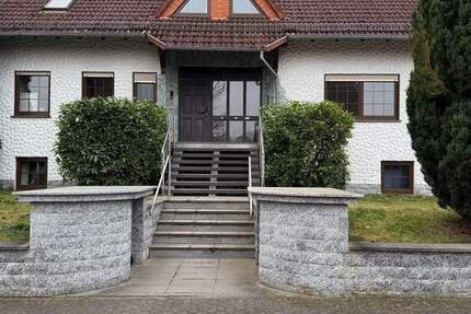 Hauptwohnung in Zweifamilienhaus mit Garage und Werkstattraum 4 zimmer