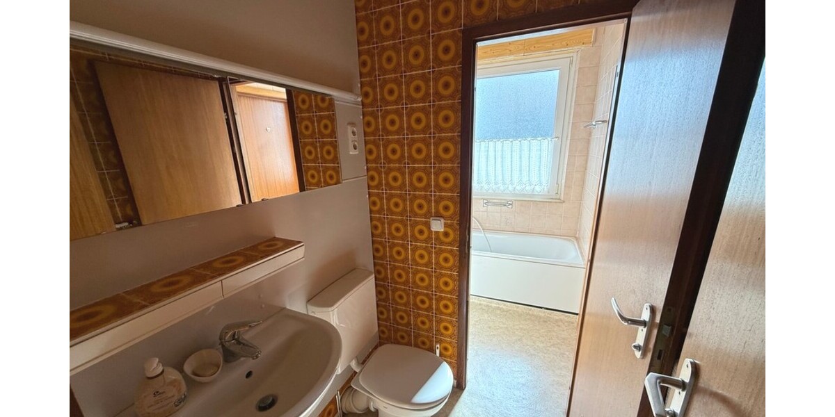 Schwalbach: Ruhig wohnen am Grüngürtel – Bungalow mit großem Garten und vielseitigem Raumangebot - Bungalow Schwalbach | Angebot:26534677
