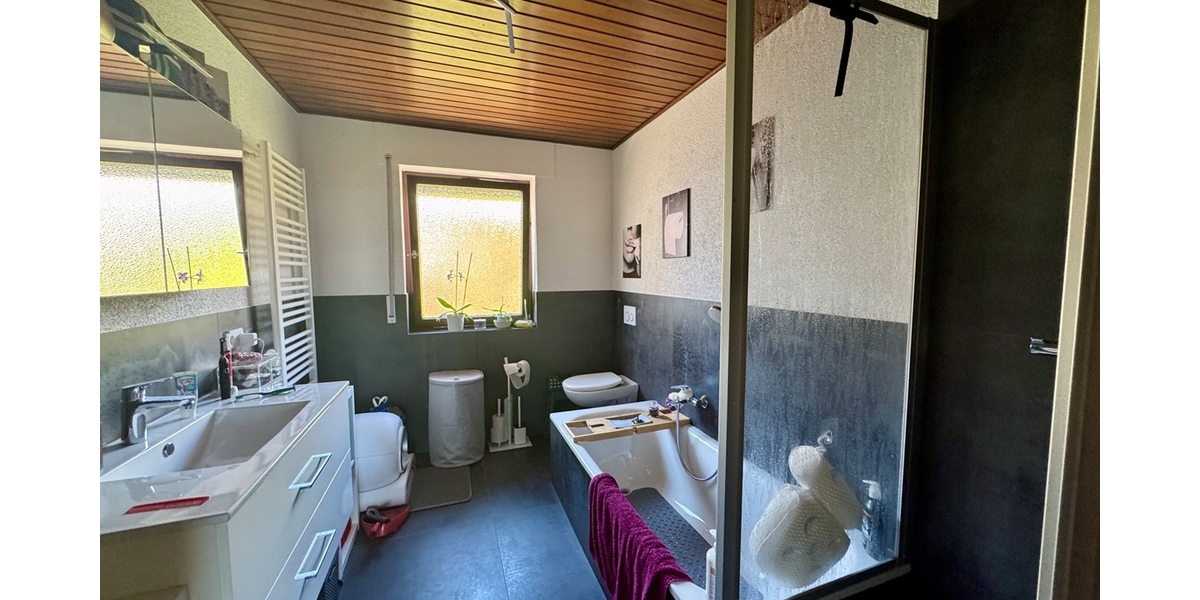 Kelkheim - Ruppertshain: Kapitalanlage! Vermietetes Einfamilienhaus in Ruhelage! 7 zimmer