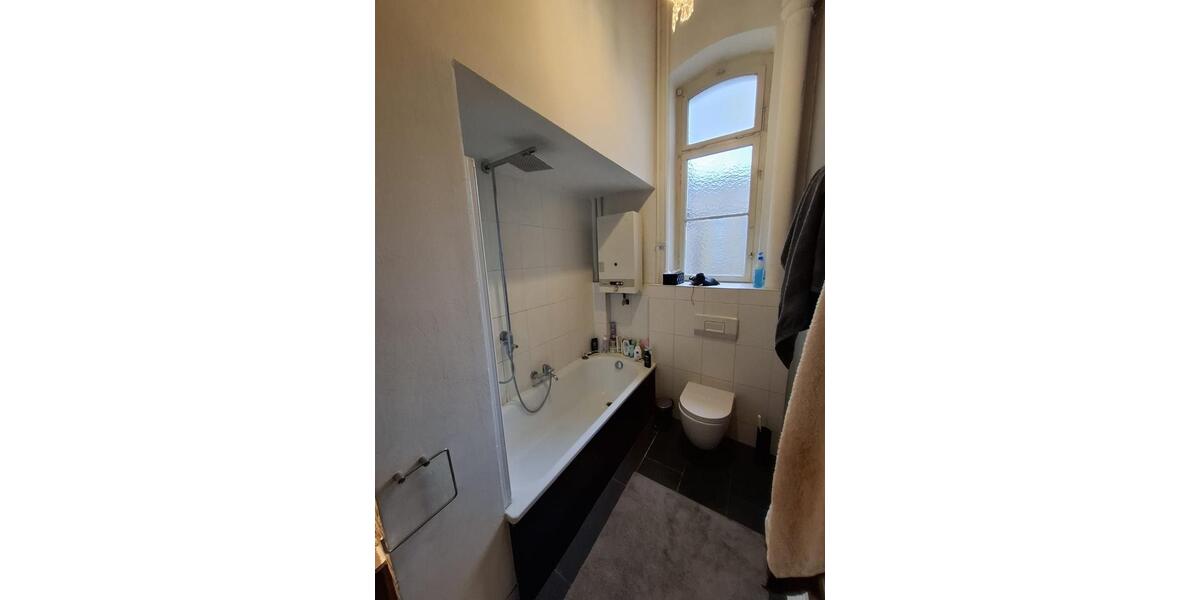 Historische Altbauwohnung mit Balkon und Parkplatzoption 5 zimmer