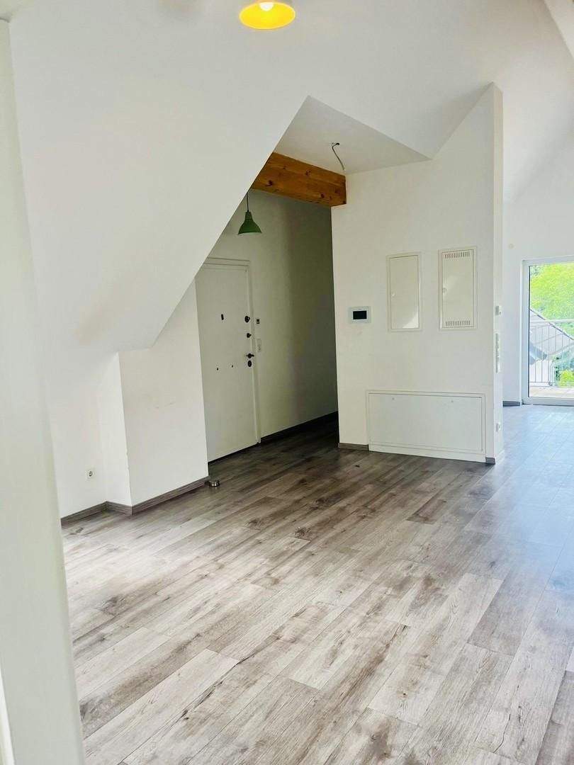 Geräumige Familienwohnung mit Balkon in Frankfurt am Main 7 zimmer