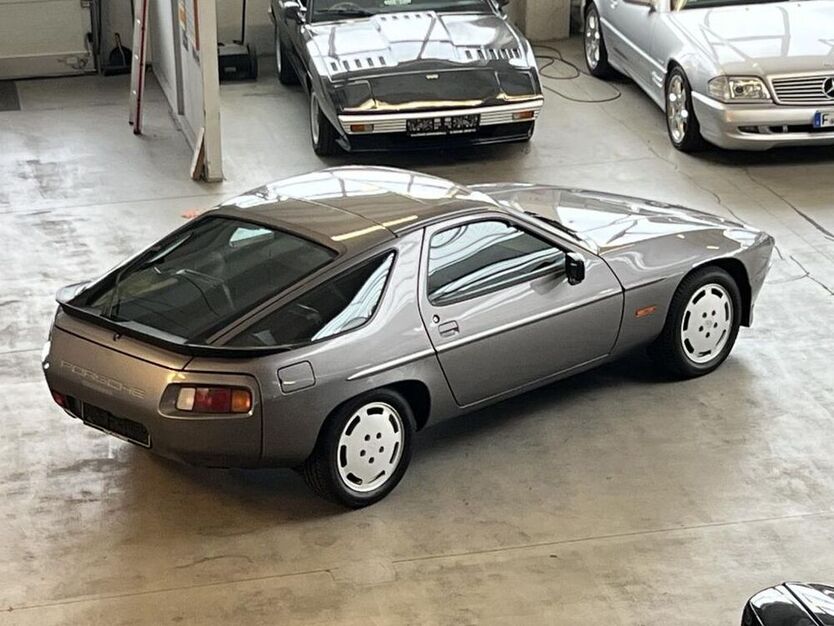928