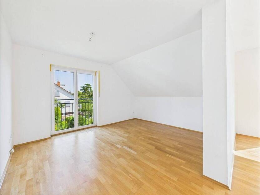 Großes freistehendes Einfamilienhaus seitlich der Biebricher Allee, hochwertige Ausstattung
