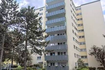 Lichtdurchflutete 2 Zimmerwohnung mit Balkon, Küche und Aufzug