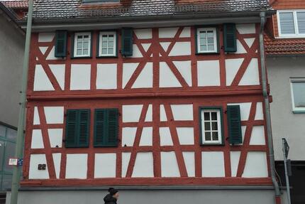 Helle 2-Zimmer-Wohnung mit Einbauküche in zentraler Lage von Bad zimmer