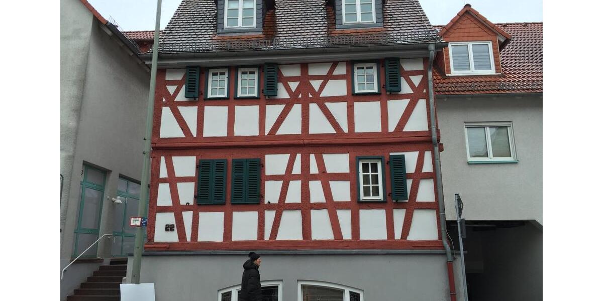 Helle 2-Zimmer-Wohnung mit Einbauküche in zentraler Lage von Bad zimmer