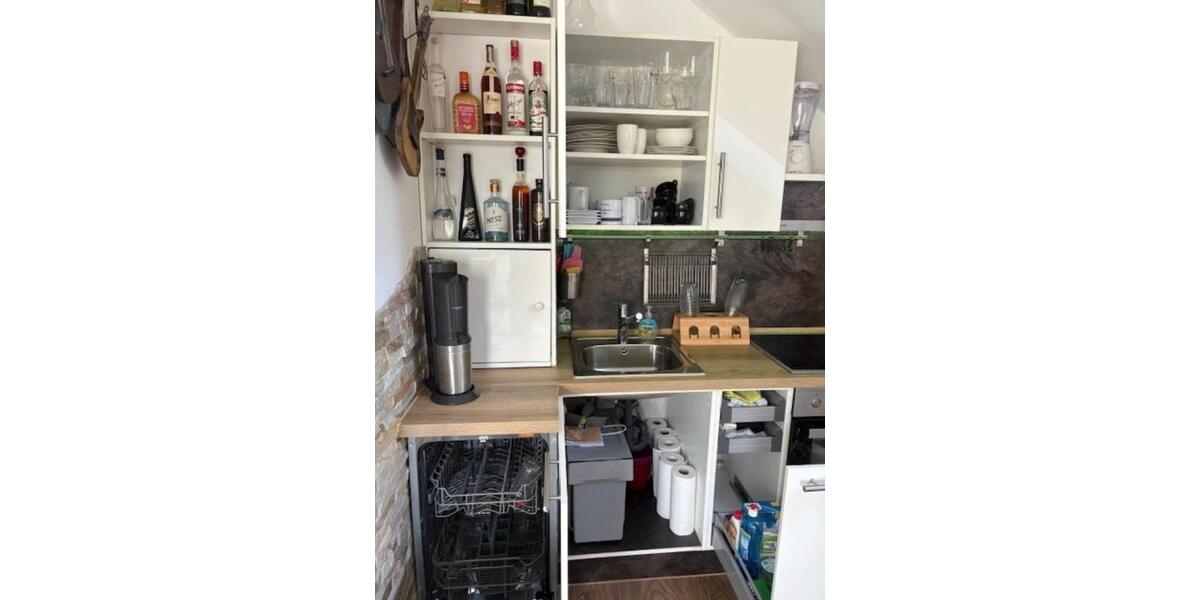 Helle, vollmöblierte DG-Wohnung in zentraler, ruhiger Lage von WI 1 zimmer