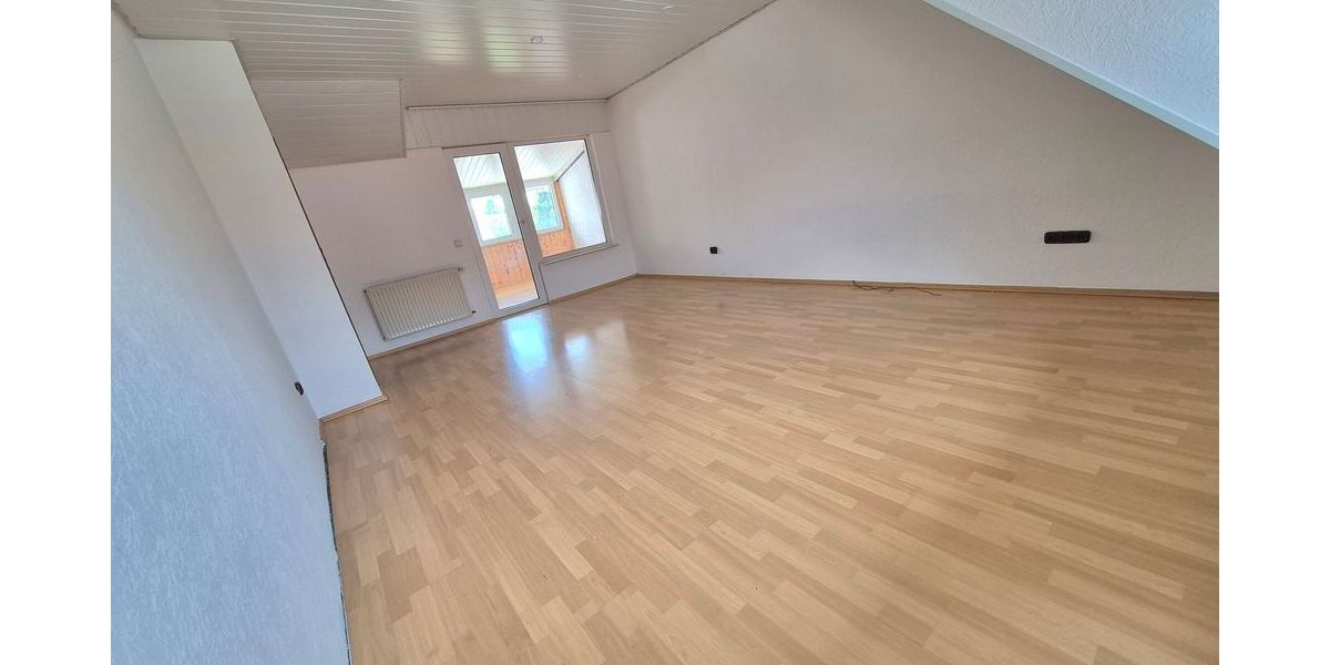 Großzügige 2-Zimmer-Dachgeschosswohnung m. Winterbalkon, Stellplatz u. beghbr. Kleiderschrank - Appartement Mörfelden-Walldorf Walldorf | Angebot:26966642