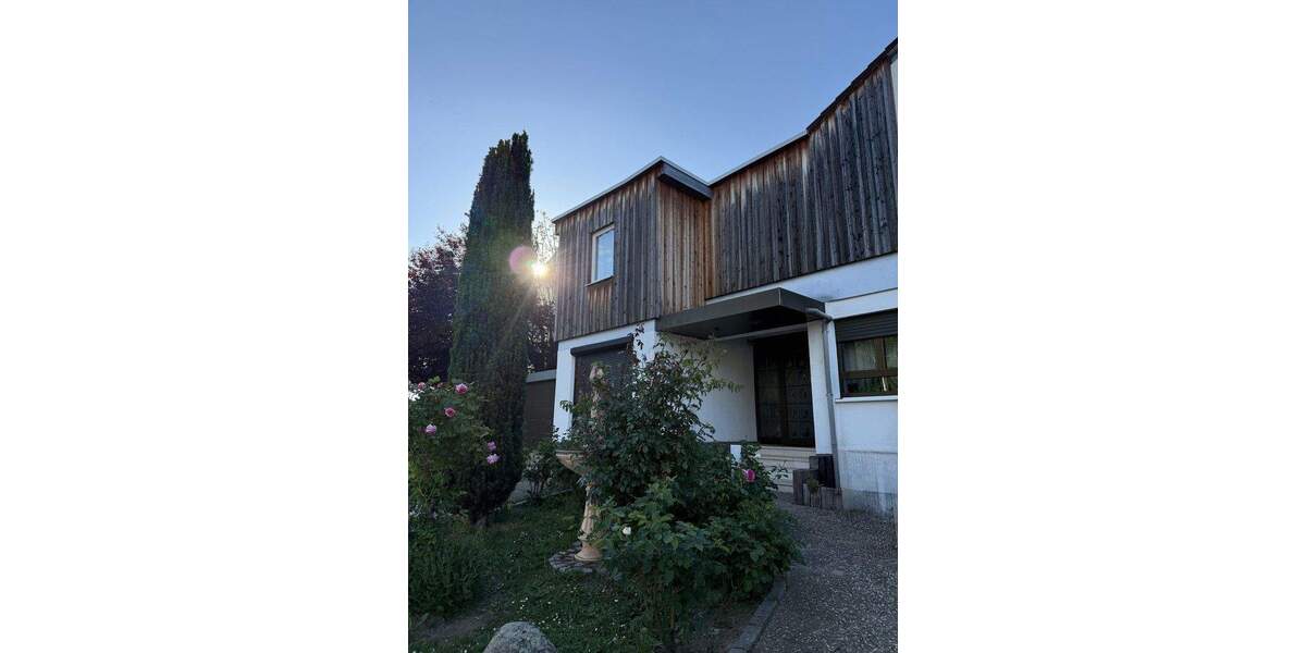 Freistehendes, vielseitig nutzbares Zweifamilienhaus mit großem Garten 9 zimmer