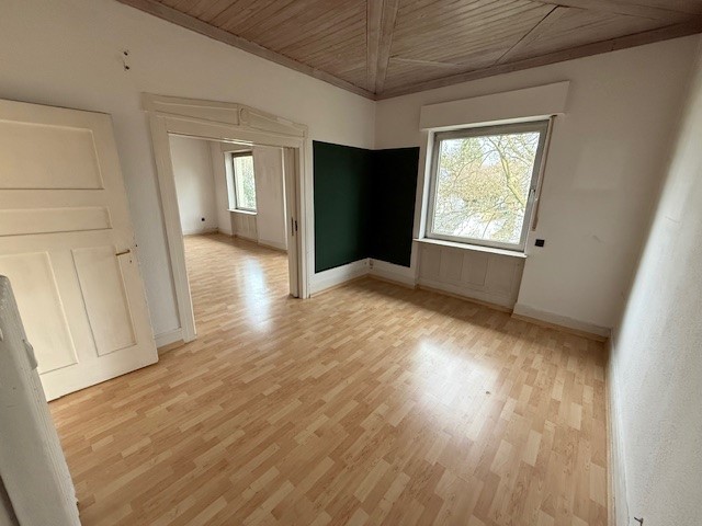 Hofheim: Individualisten aufgepasst. Altbestand mit großem Grundstück, oder zusätzlichem Bauplatz - Einfamilienhaus Hofheim | Angebot:26084064