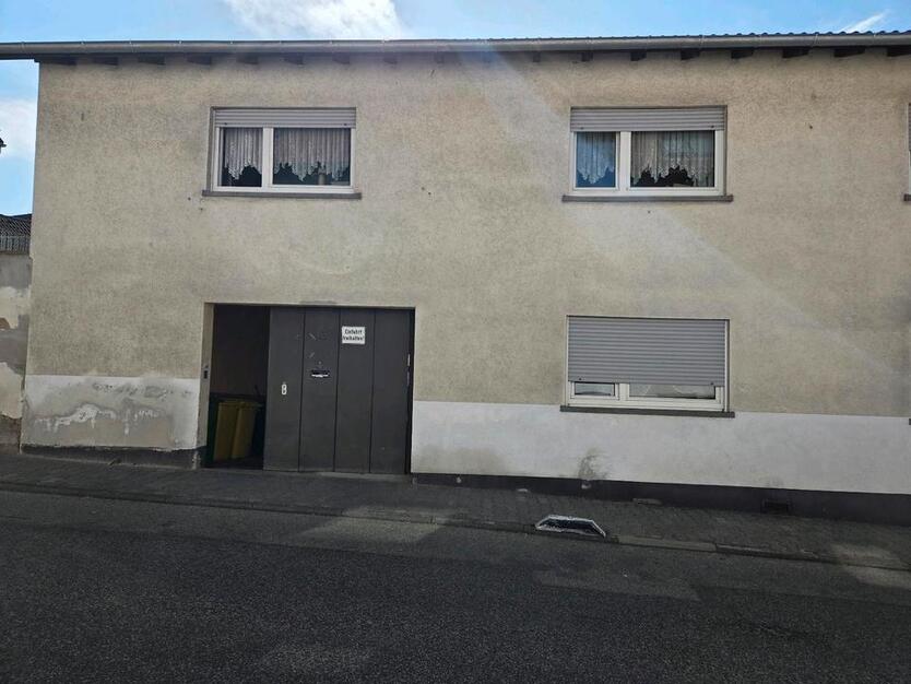 HAUS MIT PFERDESTALL