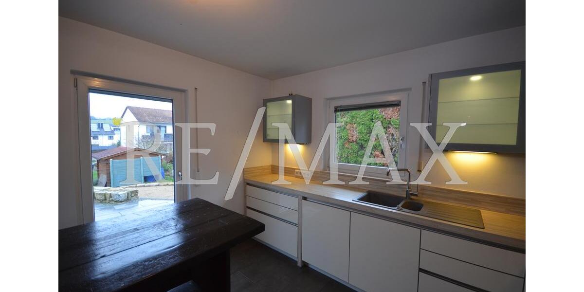 Geräumiges Einfamilienhaus mit Einbauküche und Garten in Wörsdorf- Haustiere willkommen 8 zimmer