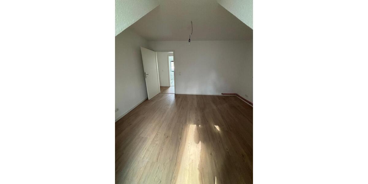 Dachgeschoßwohnung Wiesbaden Biebrich - 3 Zimmer, 90 m&sup2;, 1.400&euro; | Angebot:26286560