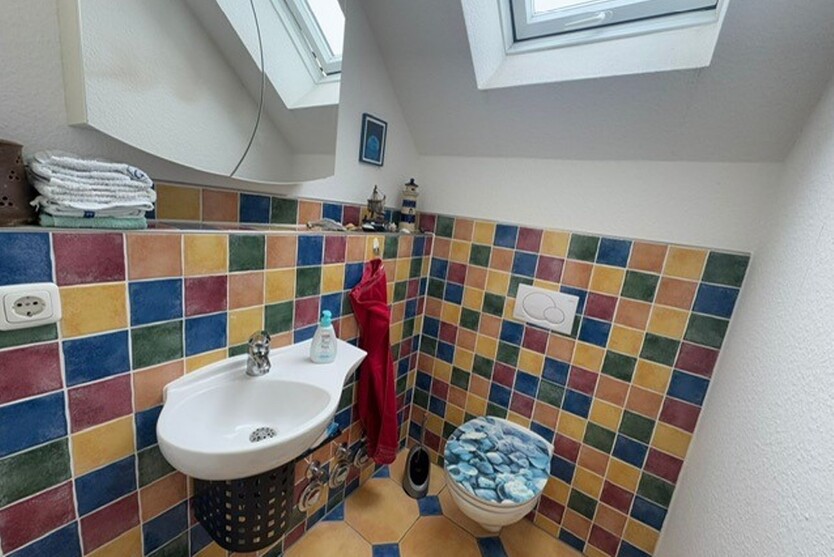 Eschborn: Einfach zum Wohlfühlen!! Attraktive und großzügige DG-Wohnung inkl 2 TG-Stellplätze!! 3 zimmer