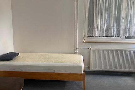 WG-Zimmer in einer großen Wohnung mit Möbeln in Raunheim.