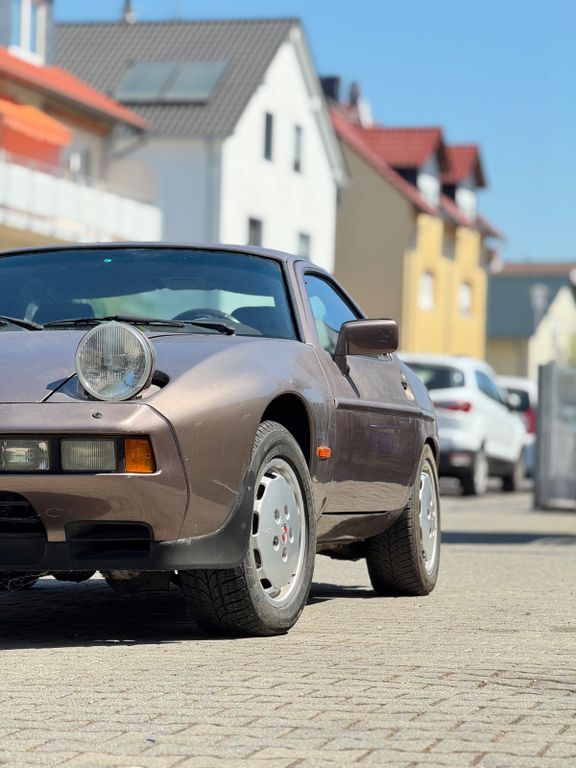 928
