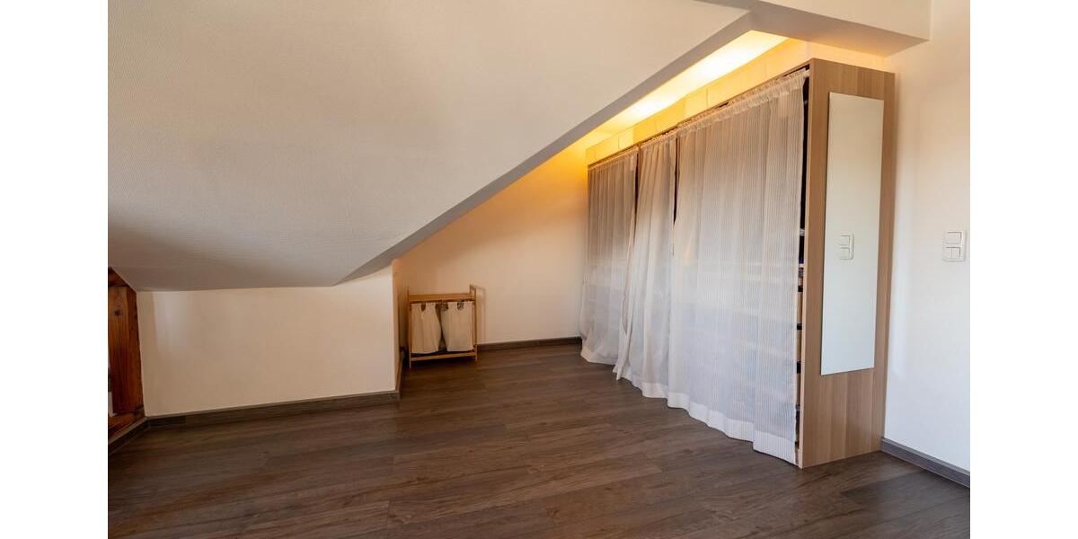Dachgeschoßwohnung Wiesbaden Mainz-Amöneburg - 2.5 Zimmer, 104 m&sup2;, 1.200&euro; | Angebot:26547082