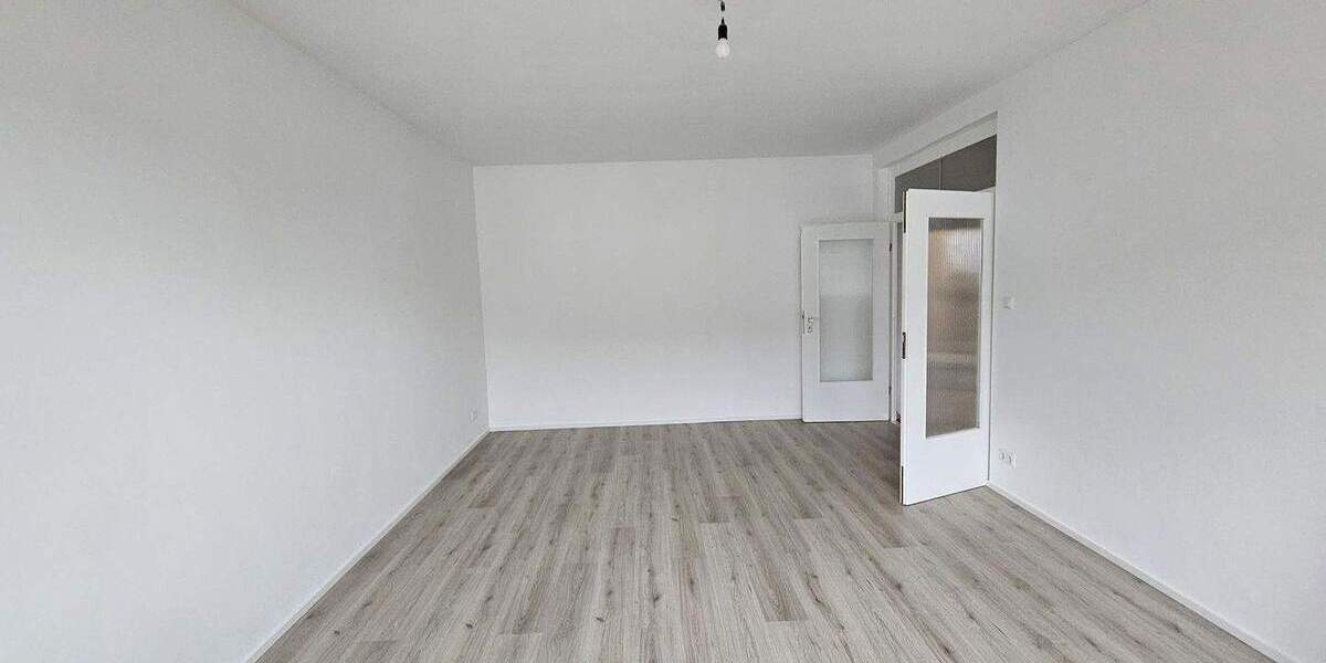 Frisch sanierte, sonnige 2-Zimmer-Wohnung mit Süd-Loggia & TG-Stellplatz - ruhig & zentral 2 zimmer